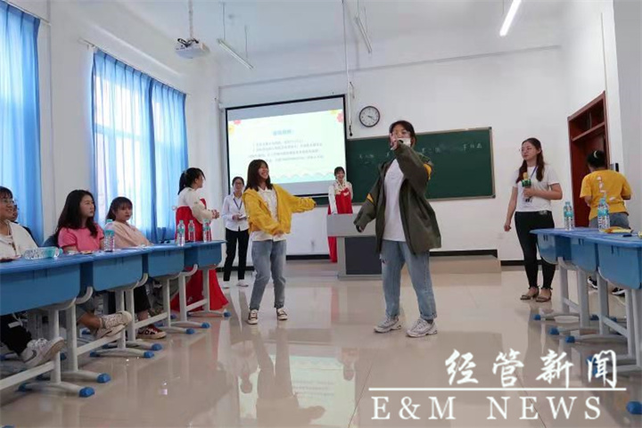 20级学生表演心理剧.jpg