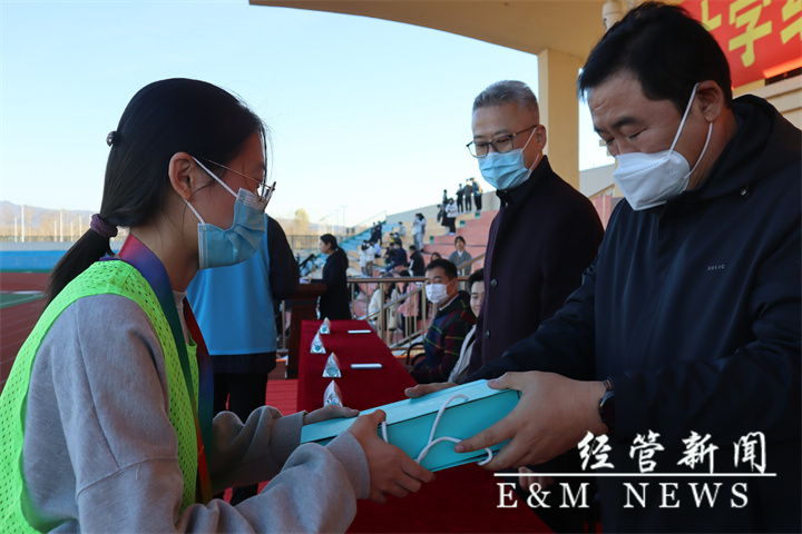 领导老师为获奖者颁发奖品.JPG